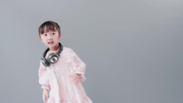 Słodkie Azji Dziewczyna Słuchawki Cieszy Się Muzyka Taniec Obracając Się — Wideo stockowe