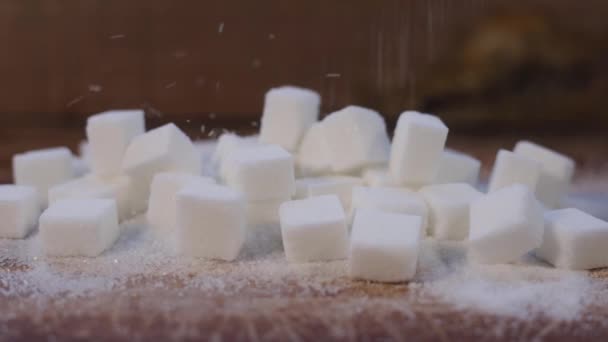 Ρίχνει Κρυσταλλική Ζάχαρη Κύβους Λευκής Ζάχαρης Απλοί Υδατάνθρακες — Αρχείο Βίντεο