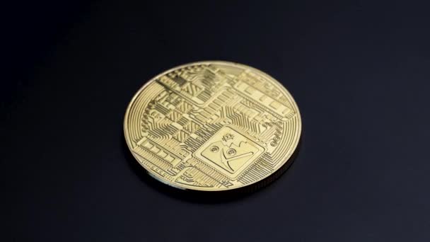 Goldener Bitcoin Dreht Sich Uhrzeigersinn Von Hell Nach Dunkel Auf — Stockvideo