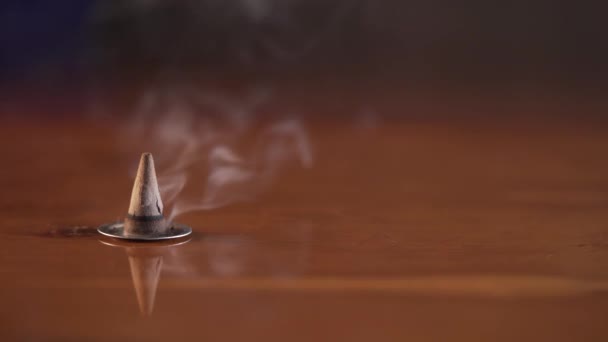 Queima Cone Incenso Fumaça Sendo Soprada Através Uma Superfície Marrom — Vídeo de Stock