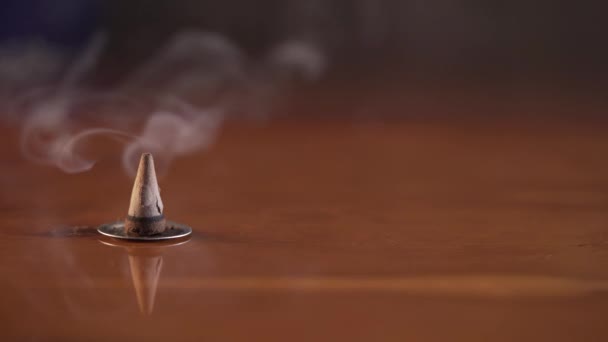 Wierookkegel Zittend Een Verwarmend Bruin Oppervlak Branden Roken — Stockvideo
