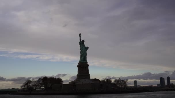 Estatua Libertad Sobre Escena Del Paisaje Urbano Nueva York Junto — Vídeos de Stock