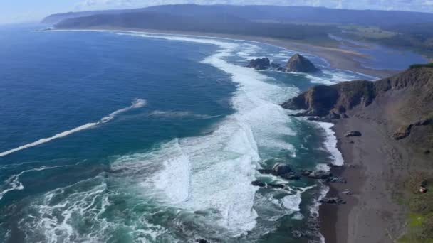 トポカルマビーチ 風の石Litueche Puertecillo Matanzasウィンドサーフィンスポットサーフィンスポット チリのドローンがワイドショット — ストック動画