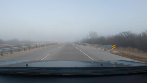 在清早开车沿着一条空旷的雾蒙蒙的道路行驶 能见度很低 在农村 乘客的观点 — 图库视频影像