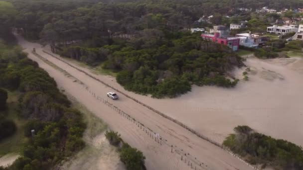 Coche Cuatro Ruedas Saliendo Playa Conduciendo Por Carretera Forestal Rural — Vídeos de Stock