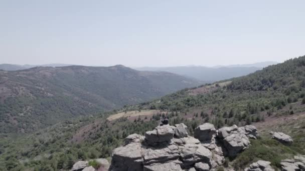 Ufukta Tek Bir Kişiyle Birlikte Ulusal Parc Ulusal Des Cevennes — Stok video