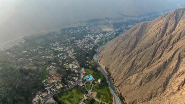 Volando Sobre Ciudad Santa Eulalia Entre Montañas Empinadas Huarochiri Perú — Vídeos de Stock