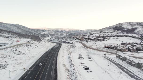 Park City Utah Luftaufnahme Über Eine Verschneite Landschaft Mit Highway — Stockvideo