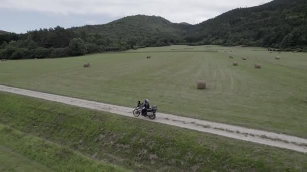 Vídeo Com Drone Seguindo Uma Motocicleta Fora Estrada — Vídeo de Stock