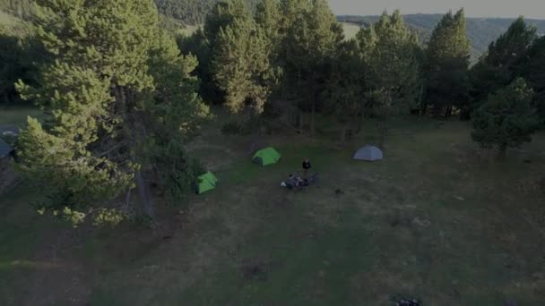 用无人机在山顶上的野营上空进行视频飞行 营地里有帐篷 — 图库视频影像