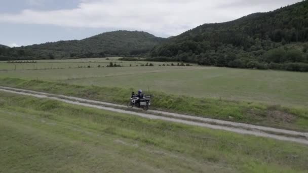 Vidéo Avec Drone Suivant Une Moto Hors Route — Video