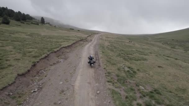 Vídeo Com Drone Seguindo Uma Motocicleta Fora Estrada — Vídeo de Stock