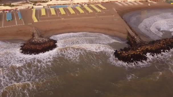 Вид Сверху Волнолом Побережье Мощные Водные Волны Океана Достигающие Песчаного — стоковое видео