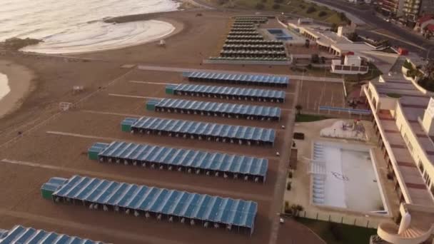 Primer Plano Movimiento Las Tiendas Campaña Balneario Lado Playa Con — Vídeo de stock