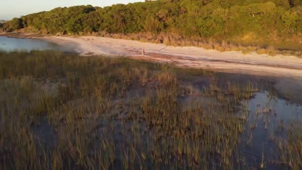 Cinematic Zburând Înapoi Împușcat Persoană Care Plimbă Malul Lacului Apus — Videoclip de stoc