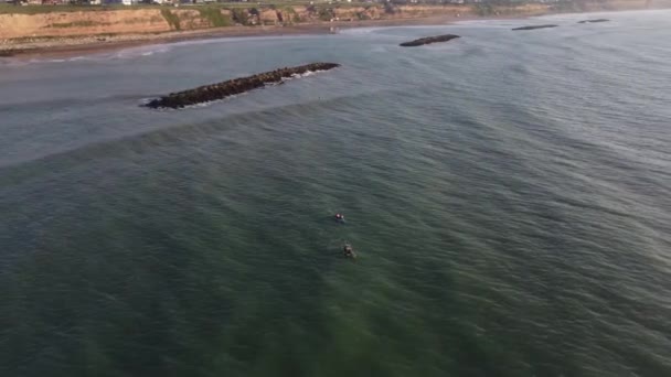 Fotografia Órbita Aérea Uma Pessoa Com Remo Caiaque Largo Oceano — Vídeo de Stock