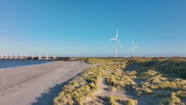 Luchtfoto Vliegen Duinen Een Strand Richting Windturbines Oosterschelde Stormvloedkering Zeeland — Stockvideo