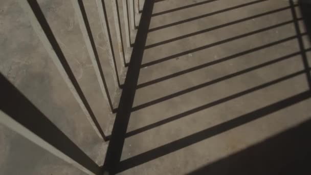 Σκιές Από Μια Πύλη Κλεισίματος Κάγκελα Ένα Σκοτεινό Κτίριο — Αρχείο Βίντεο