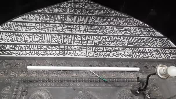 Escritura Bilingüe Coloca Mihrab Sur Sala Oración Mezquita Piedra Negra — Vídeo de stock