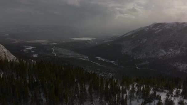 加拿大魁北克省冬季 高山上空的夜空在拉卡山 Mont Lac Empeche 徒步旅行 空中后撤 — 图库视频影像