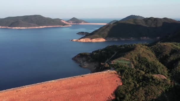 Rückwärtsbewegung Aus Der Luft Über Den Damm Der Zwei Inseln — Stockvideo