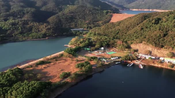 Tiro Giratorio Aéreo Sobre Pequeño Pueblo Con Casas Parques Infantiles — Vídeos de Stock