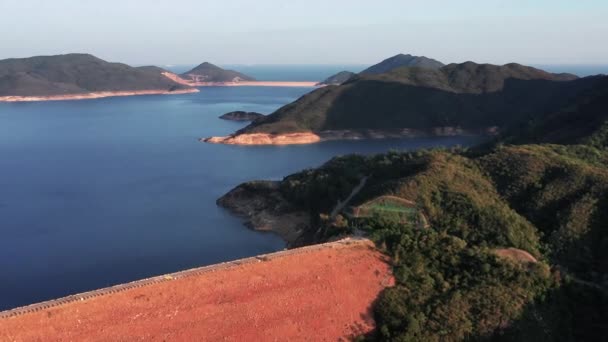 Scatto Aereo Movimento Avanti Una Diga Costruita Collegare Gruppo Isole — Video Stock