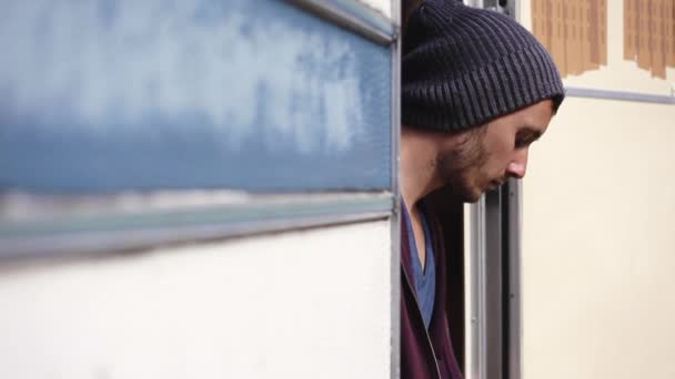 Close Van Man Zoek Naar Inspiratie Schrijven Zittend Busje Open — Stockvideo