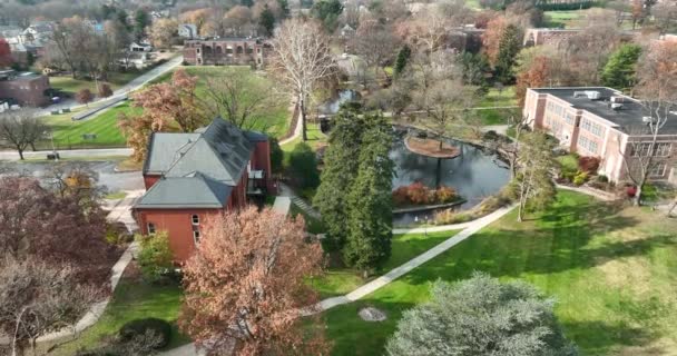 Aerial Establishing Shot Large Museum Beautiful Lake University Campus Usa — Stock Video
