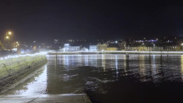 Kinsale Λιμάνι Φωτεινά Χριστουγεννιάτικα Φώτα Και Αντανακλάσεις Μέσα Στη Νύχτα — Αρχείο Βίντεο