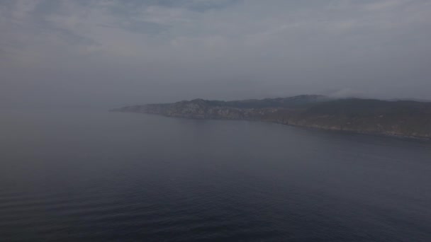 スペインのガリシアにあるカボ島の海岸にあるヘイジー島 航空幅 — ストック動画