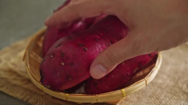 Cartofi Dulci Japonezi Proaspeți Coș — Videoclip de stoc