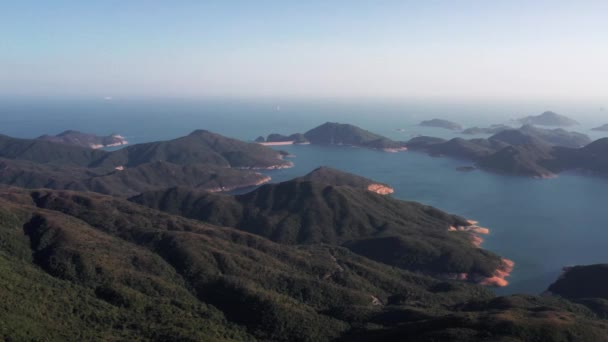 美しい晴れた日には 香港の地理公園内の山岳地帯で緑豊かな緑の植生の右側に左の空中ビュー — ストック動画