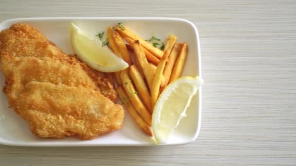 Fish Chips Stekt Fiskfilé Med Potatischips Och Citron Vit Tallrik — Stockvideo