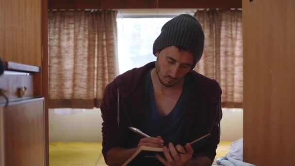 Plan Statique Homme Caucasien Concentrer Sur Écriture Intérieur Son Van — Video