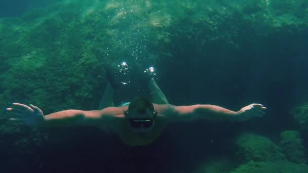 Uomo Braccia Aperte Che Snorkeling Nuota Sott Acqua Apnea Con — Video Stock