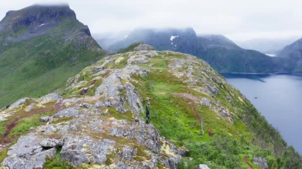 Männlicher Wanderer Auf Felsigem Gelände Der Nähe Des Segla Berges — Stockvideo