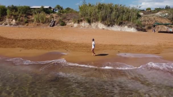 Γυναίκα Περπατάει Στην Ακτή Θέα Από Ψηλά Διακοπές Θεραπευτική Έννοια — Αρχείο Βίντεο