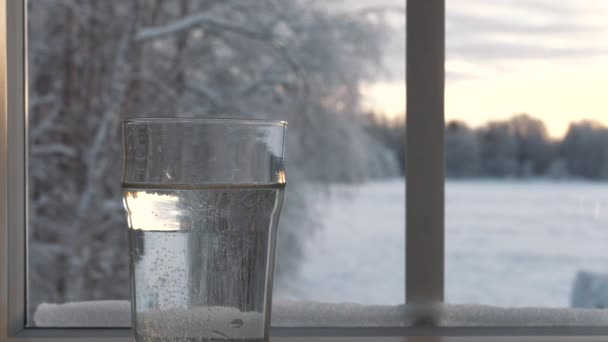 Концепция Сезона Гриппа Витамины Шипучие Таблетки Падают Стакан Воды Холодная — стоковое видео