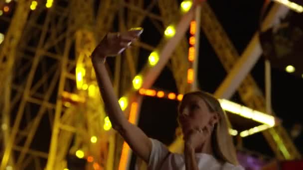 Mulher Loira Jovem Gosta Luzes Brilhantes Carnaval Enquanto Toma Uma — Vídeo de Stock