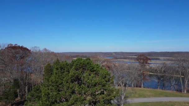 Ανερχόμενο Reveal Shot Cumberland River Κοντά Fort Donelson Στο Ντόβερ — Αρχείο Βίντεο