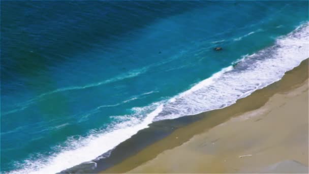 Aerial Shot Turquoise Water Waves Rolling White Sandy Beach Ward — Vídeos de Stock