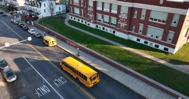 Шкільний Автобус Студенти Будівлі Державної Школи Зовнішнє Повітряне Встановлення Кадри — стокове відео