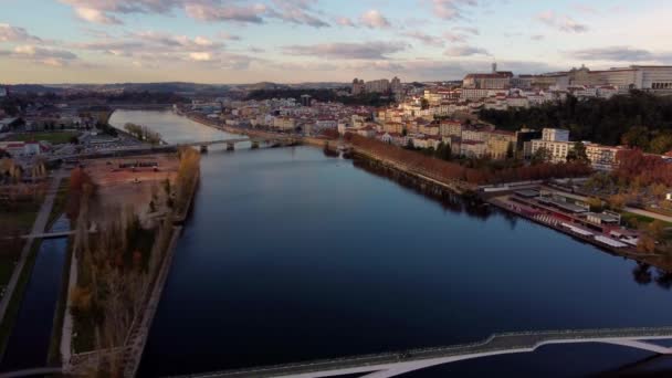 Drone Latać Nad Rzeką Mondego Mieście Coimbra Uniwersyteckiego Słynnego Celu — Wideo stockowe