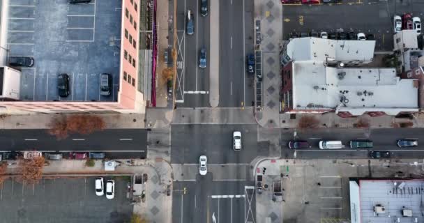 Верхня Повітряна Лінія Над Перехрестям Міському Американському Місті Паркувальний Гараж — стокове відео