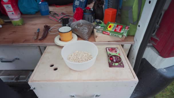 Homem Preparando Sua Refeição Feita Aveia Banana Chocolate Carro — Vídeo de Stock