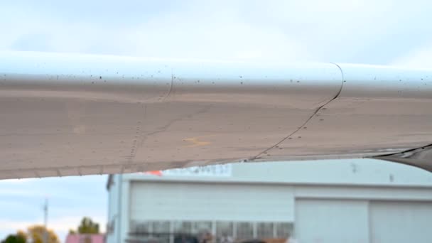 Close Cessna 182 Main Wing Extending Flaps Colorado Metro Airport — Stock video