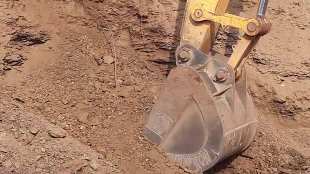 Koparka Ładuje Ziemię Moorum Traktora Placu Budowy Praca Łamanie Kamieni — Wideo stockowe