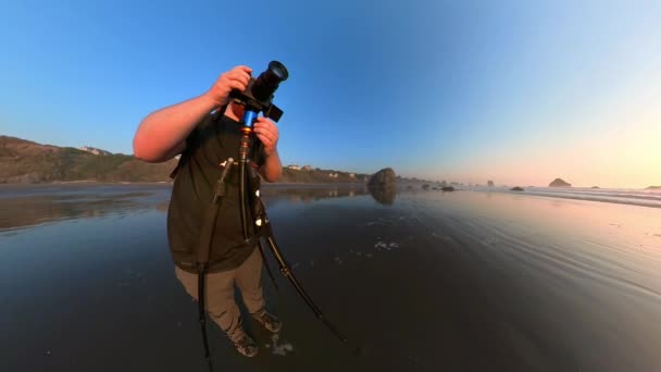 黄金の光でバンドンビーチで撮影した写真家 — ストック動画