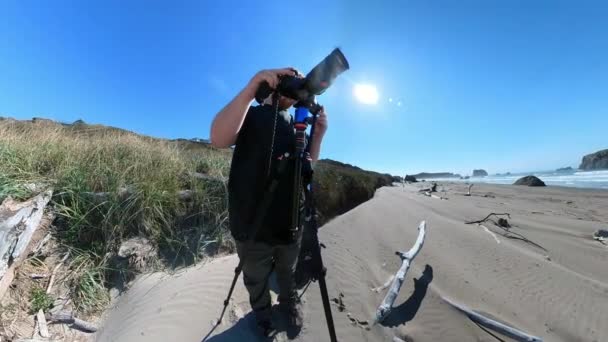 バンドンビーチで撮影された青い空の日の写真家 — ストック動画
